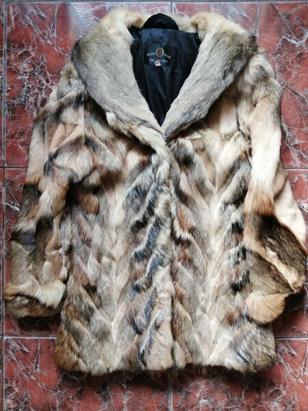 Vand haina de blana naturala, eleganta.