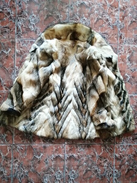 Vand haina de blana naturala, eleganta.