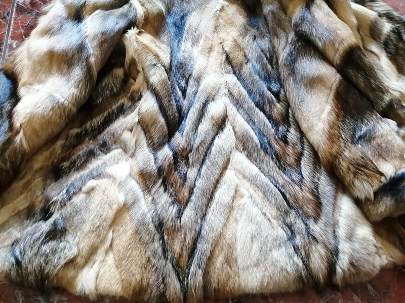 Vand haina de blana naturala, eleganta.